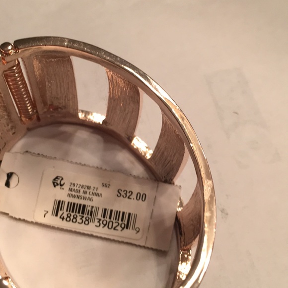 NWT Guess rose gold dark rhinestone wide bangle - Picture 4 of 4